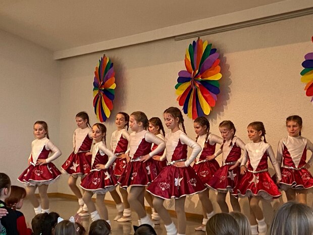 Kinderfasching Großbettlingen Auftritt Gltzersternchen und Minis im Panti